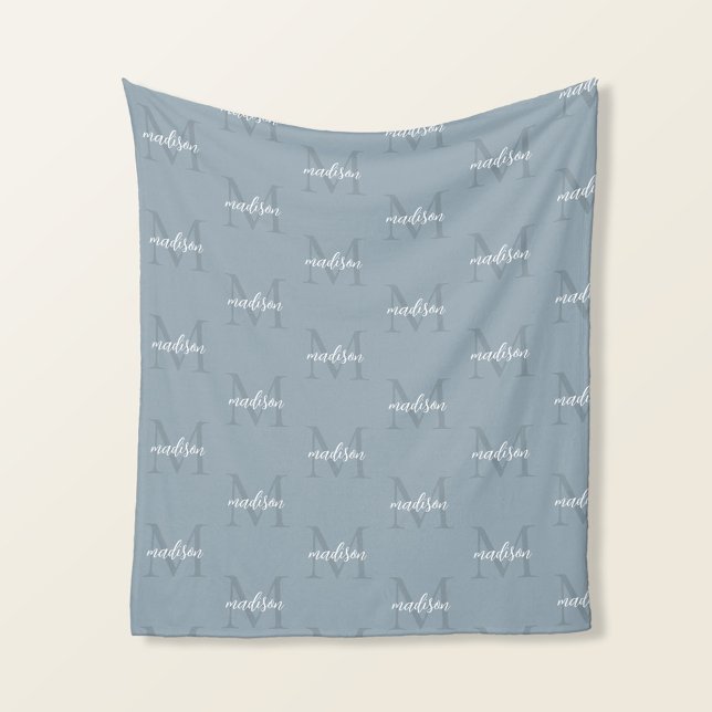 Couverture Polaire Dusty Blue Répétition Monogramme Nom personnalisé (Créateur téléchargé)