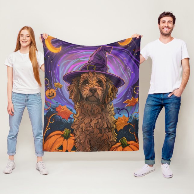 Couverture Polaire Éffrayant Goldendoodle Chien Halloween Citrouille  (En situation)