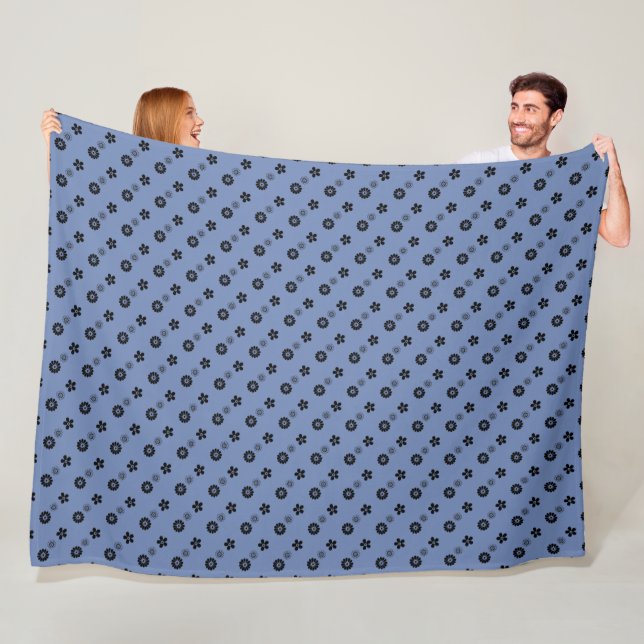 Couverture Polaire Empreinte florale noire en bleu (En situation)