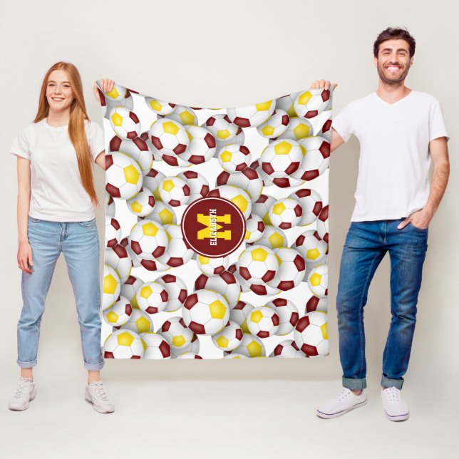Couverture Polaire équipe d'or maroon couleurs soccer balls motif (En situation)