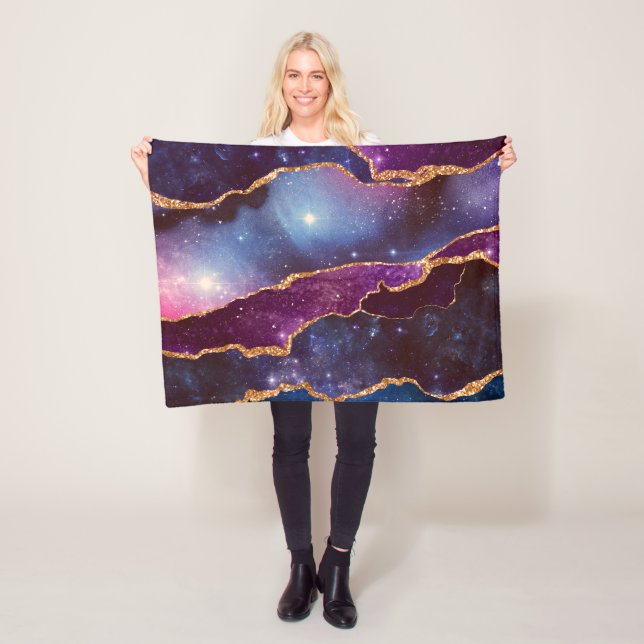 Couverture Polaire Espace bleu et violet et étoiles avec ruban or (En situation)