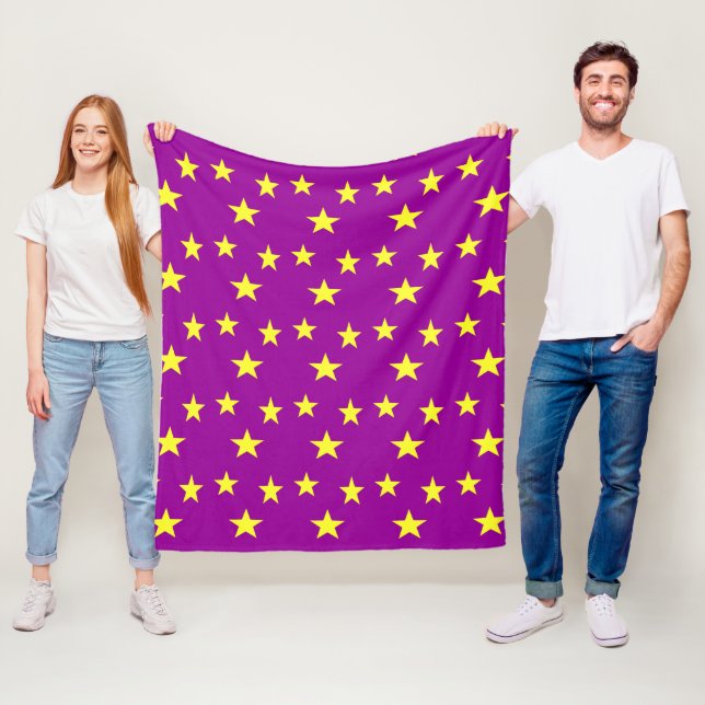 Couverture Polaire étoiles jaunes sur violet (En situation)