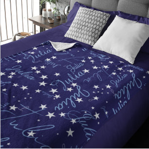 Couverture Polaire Étoiles mouchetées sur ciel bleu foncé avec nom