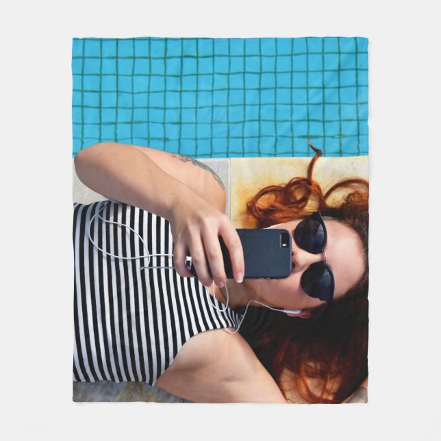 Couverture Polaire Femme allongée sur un sol marron (Devant)