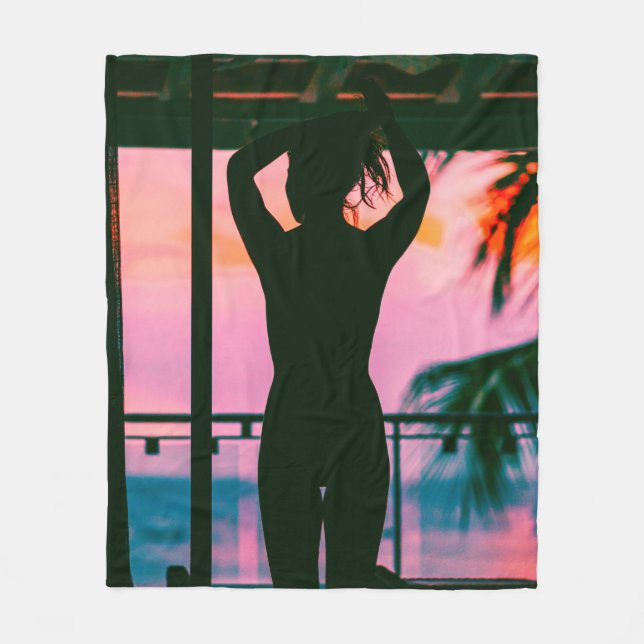 Couverture Polaire Femme en débardeur noir et pantalon debout sur le  (Devant)
