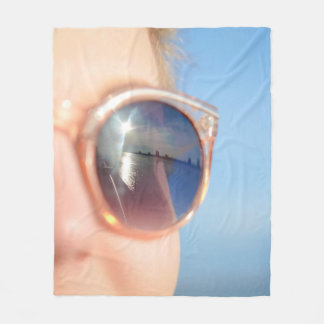 Couverture Polaire Femme portant des lunettes de soleil encadrées mar