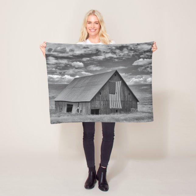 Couverture Polaire Fermes | BW American Flag Barn Scene (En situation)