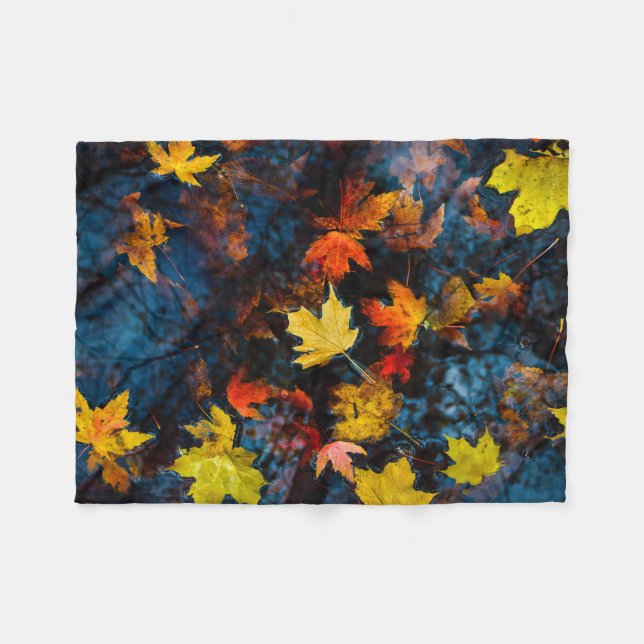 Couverture Polaire Feuilles d'automne dans la scène de l'eau (Devant (Horizontal))