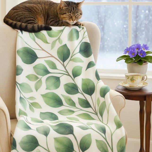 Couverture Polaire Feuilles écocalmes verts classiques sur blanc (Cozy up with nature eucalyptus fleece blanket brings warmth and calm to snowy winter days.)