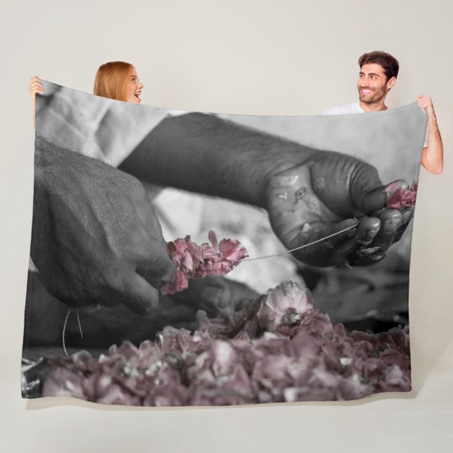 Couverture Polaire Fleur aux mains (En situation)