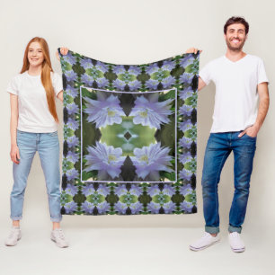 Couverture Polaire Fleur de clématite lavande nichée dans la treille