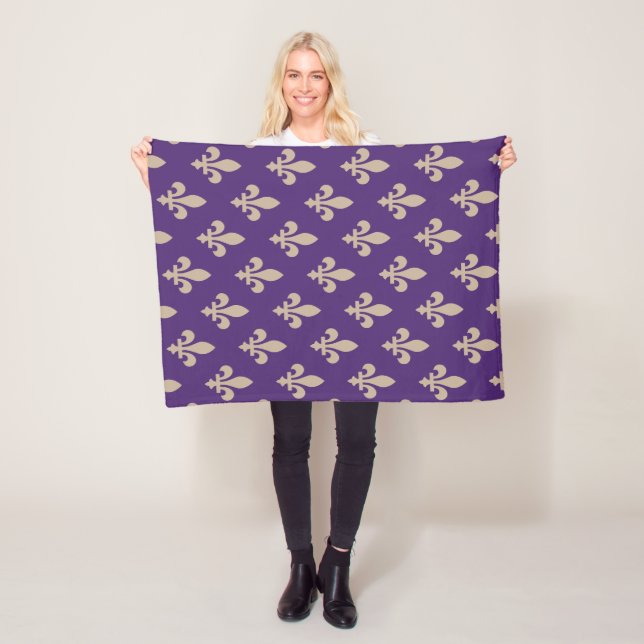 Couverture Polaire Fleur de Lis Motif, Royal French Creative on Purpl (En situation)