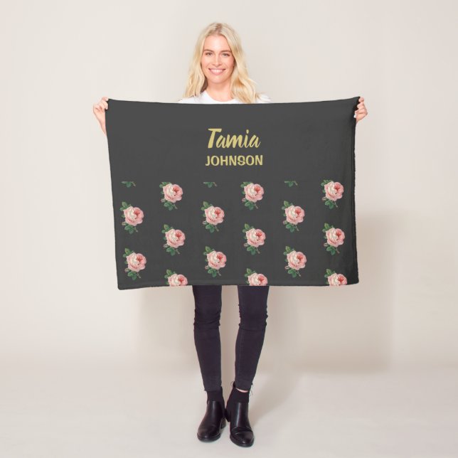 Couverture Polaire Fleur rose nom personnalisé gris (En situation)