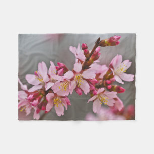 Couverture Polaire Fleurs de cerisier japonaises roses sur un ciel gr