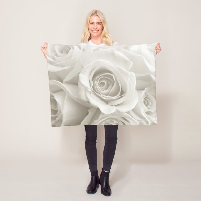 Couverture Polaire Fleurs | Roses blanches (En situation)