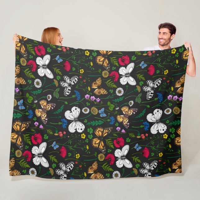 Couverture Polaire Fleurs sauvages et papillons sur le noir (En situation)
