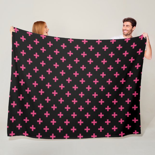 Couverture Polaire Fuchsia polka croise sur noir (En situation)