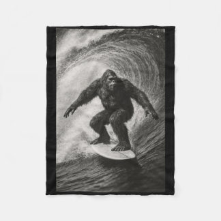 Couverture Polaire Funny Surfing Bigfoot Sea Selfie On Surfboard Beac