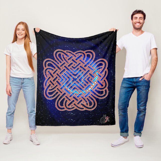 Couverture Polaire Galactic celtic love knot (En situation)