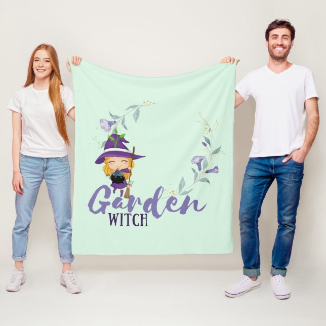 Couverture Polaire GARDEN WITCH - Personnalisez avec du texte, un sor (En situation)