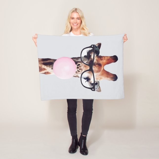 COUVERTURE POLAIRE GIRAFFE PORTANT DES VERRES SOUFFRANT UN BUBBLEGUM  (En situation)