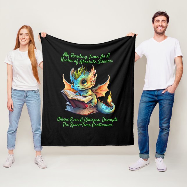 Couverture Polaire Gold Aqua Baby Dragon Avertissement Lecture Livre  (En situation)