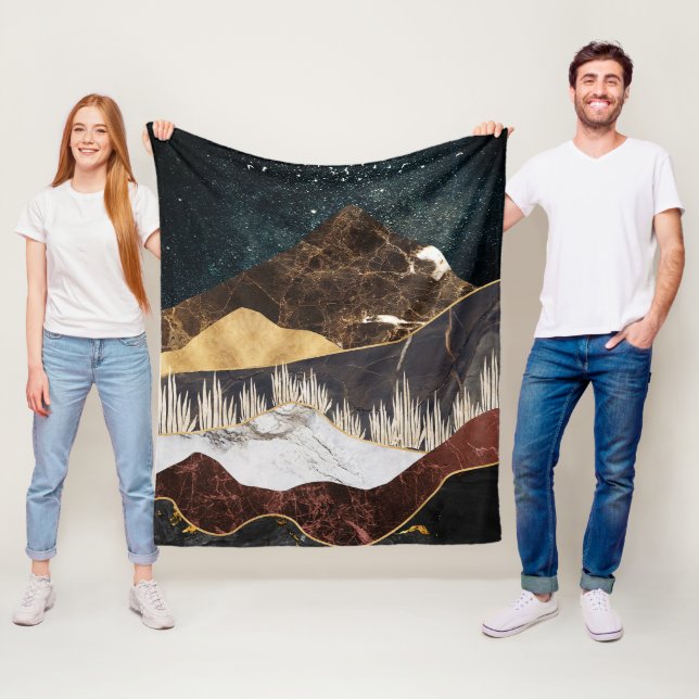 Couverture Polaire Golden Marble Mountain Under Stark Sky (En situation)