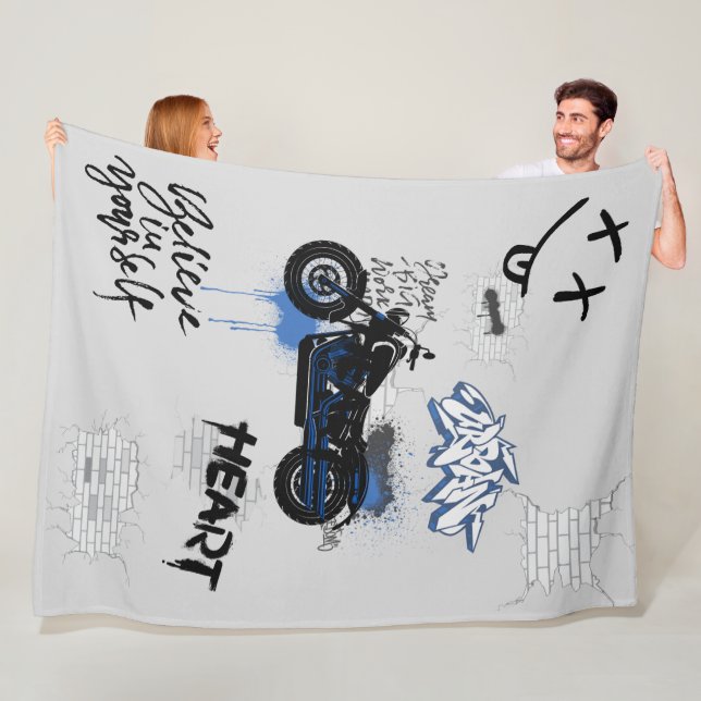 Couverture Polaire Graffiti de moto noir et bleu gris (En situation)