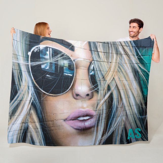 Couverture Polaire Graffiti Fille blonde avec lunettes de soleil rond (En situation)