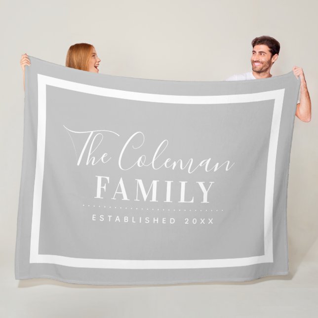 Couverture Polaire Gris et blanc Moderne Agritourisme Famille Monogra (En situation)