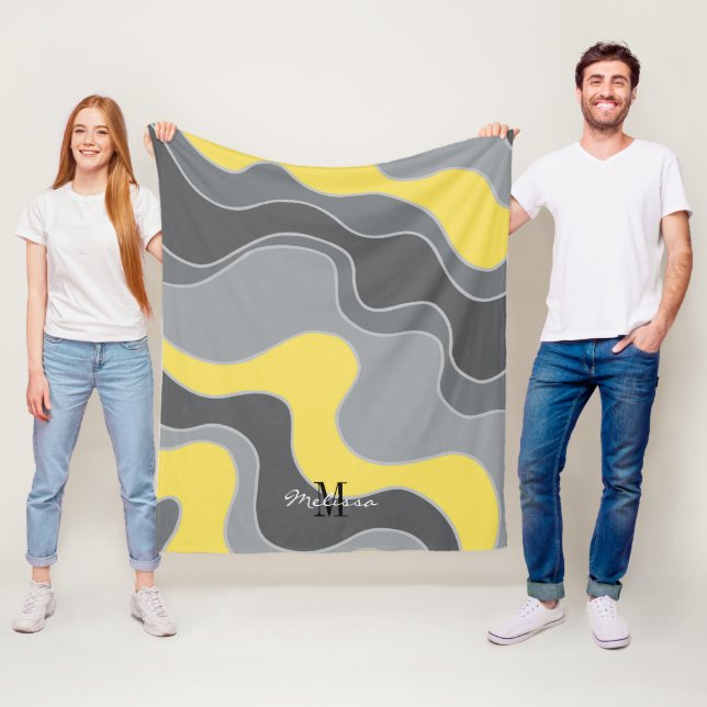 Couverture Polaire Gris Jaune Vagues Océan Abstrait Monogramme (En situation)