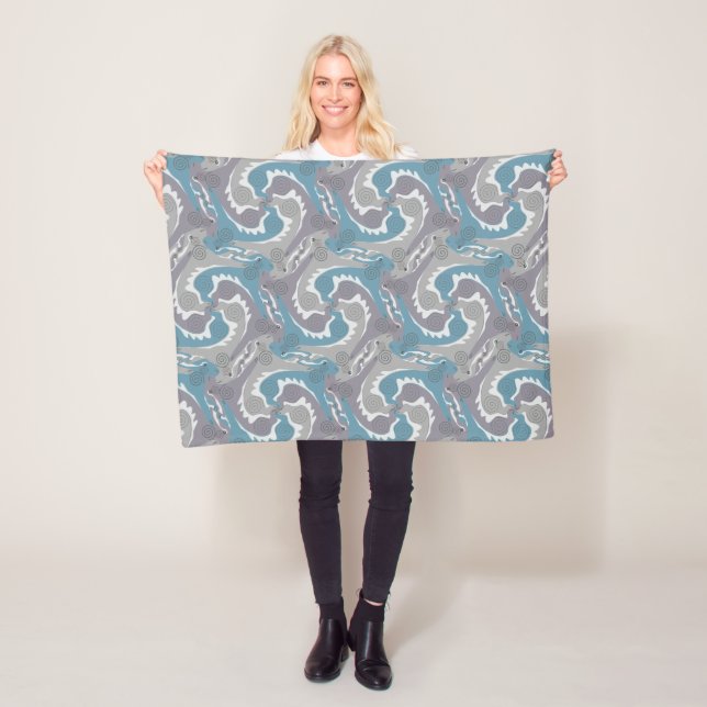 Couverture Polaire Hares à torsion Tesselation Blanche Bleue 3 (En situation)