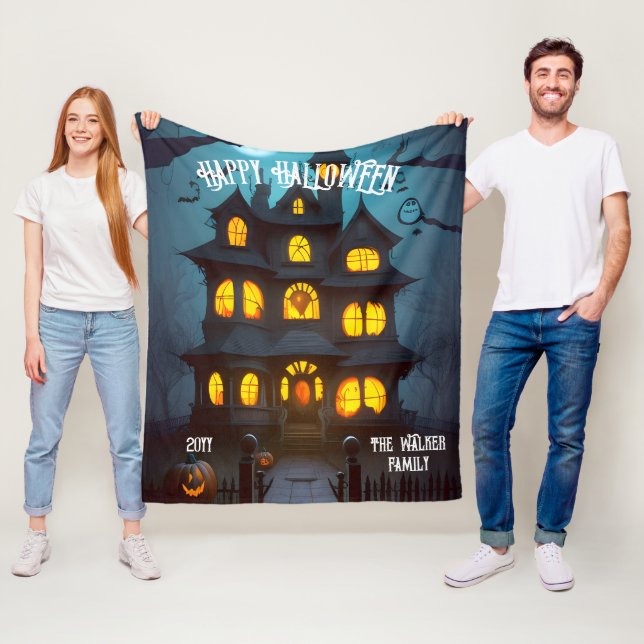 Couverture Polaire Hauny House Happy Halloween Nom de famille | Année (En situation)