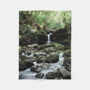 Couverture Polaire Hawaii, Maui, Une cascade se jette dans le bassin 