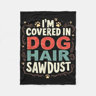 Couverture Polaire Im Couvert Dans Les Cheveux De Chien Et La Sciure