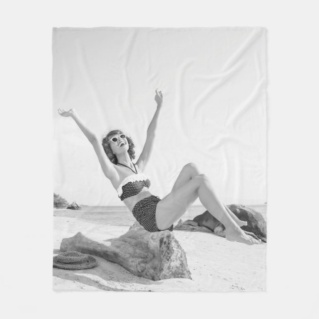 Couverture Polaire Jeune femme attirante en bikini sur la plage (Devant)