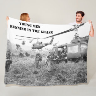 COUVERTURE POLAIRE JEUNES HOMMES COURANT DANS LA GRASSE