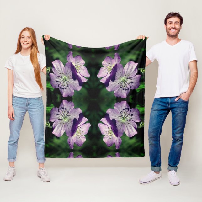 Couverture Polaire Joli violet Fleur de Geranium Motif Fleece (En situation)