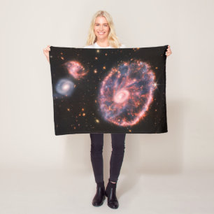 Couverture Polaire La Galaxie Cartwheel Et Ses Galaxies Compagnons.