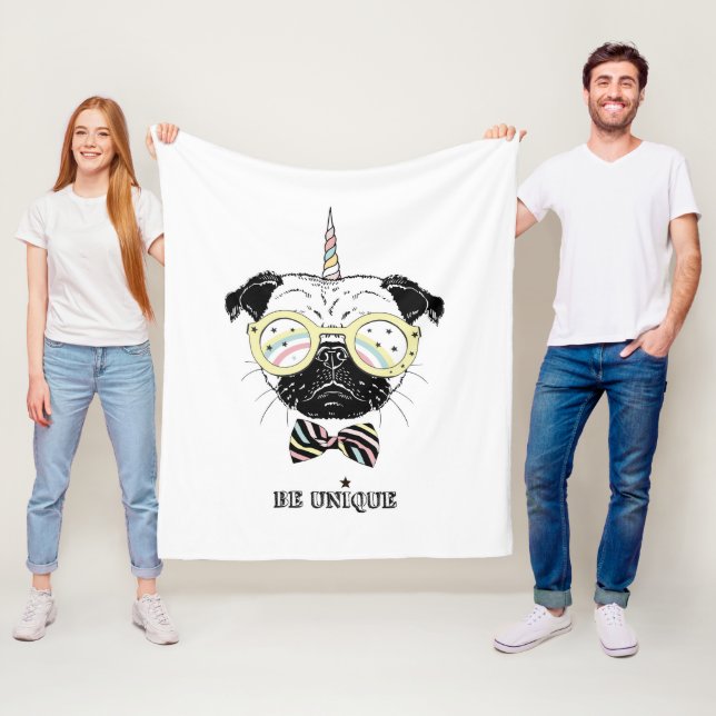 Couverture Polaire La licorne de carlin | soit unique (En situation)