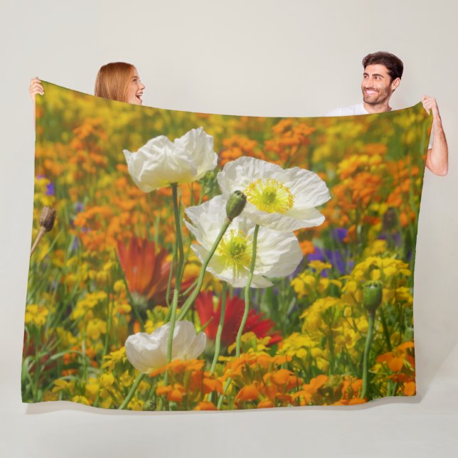 Couverture Polaire Les pavots blancs qui poussent autour des fleurs c (En situation)