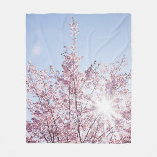 Couverture Polaire les rayons du soleil traversent les fleurs roses d
