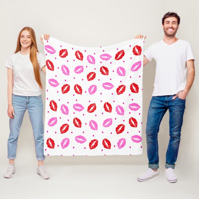 Couverture Polaire Lèvres Kiss Rose Rouge et Coeurs Blanche polaire (En situation)