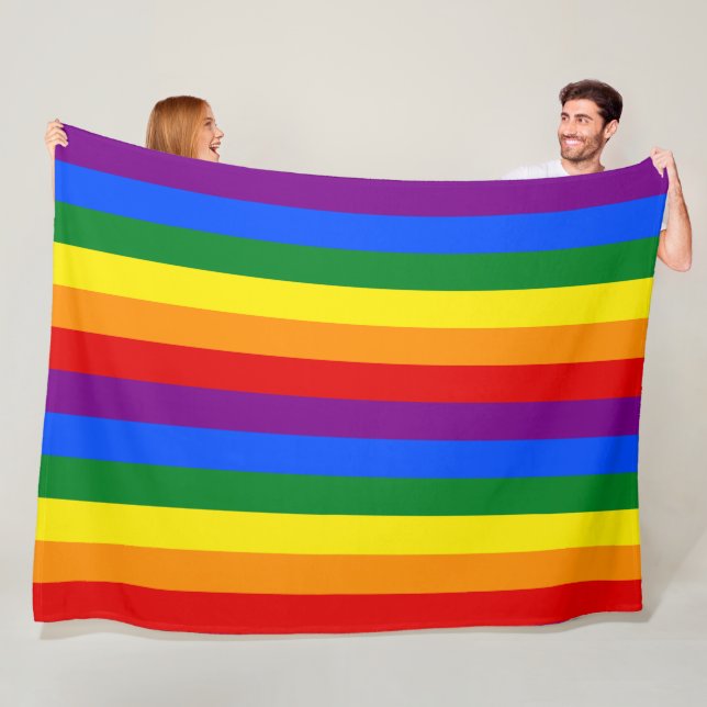 Couverture Polaire LGBTQ+ Arc-en-ciel en bandes pour le mois de la fi (En situation)