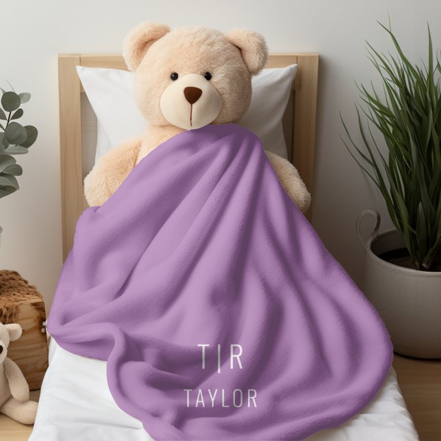 Couverture Polaire Lilac et blanc moderne monogramme élégant (Lilac and white modern monogram elegant fleece blanket from Ricaso. Personalize with own text)