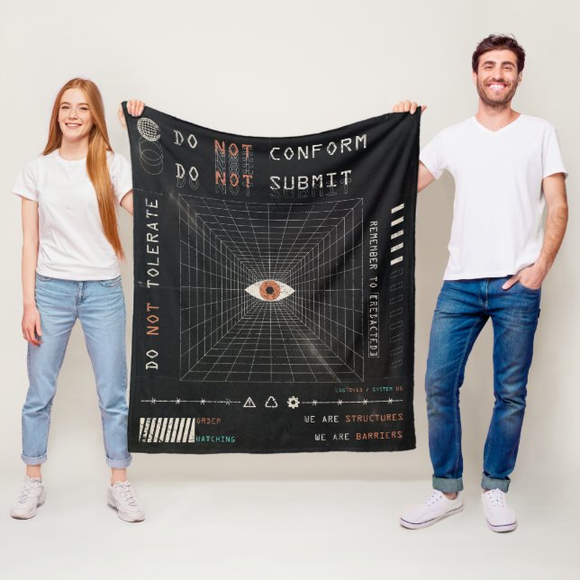 Couverture Polaire L'Watcher - Techno-Brutalist Streetwear Design (En situation)