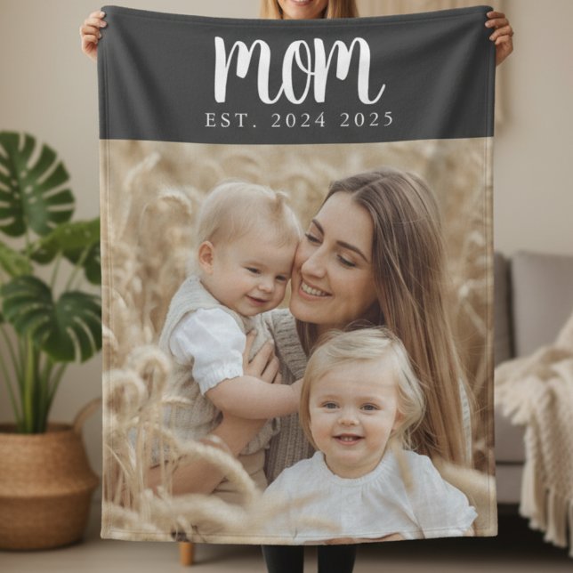 Couverture Polaire Maman Etabli Black Modern Script Photo (modern script font mom established date photo custom blanket for mothers day or christmas gift)