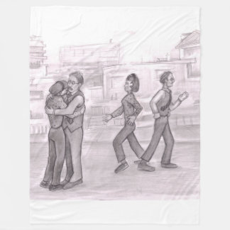 Couverture Polaire Man and Woman Hug Outside on the Street Then Walk 