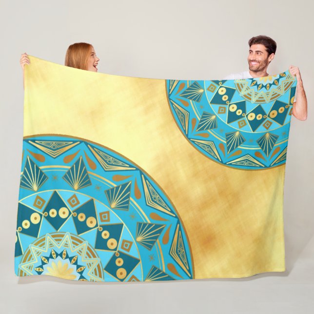 Couverture Polaire Mandala bleu or sur fond or doux (En situation)