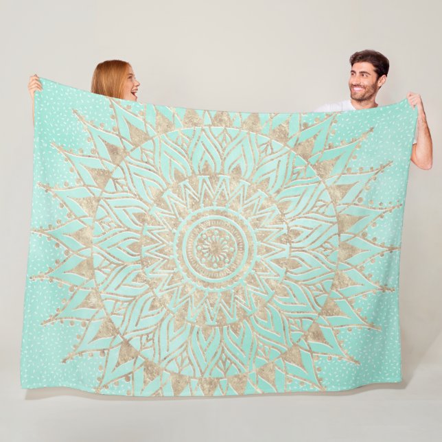Couverture Polaire Mandala de menthe et d'or (En situation)
